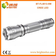 Venta a granel de la fábrica 3.7V 18650 Batería accionada 3 modo táctico 5W recargable Cree linterna brillante estupenda